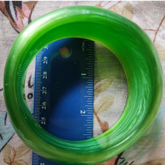 Gorgeous Vintage Kelly Green Swirl Lucite Cuff Bangle Bracelet - Picture 5 of 5